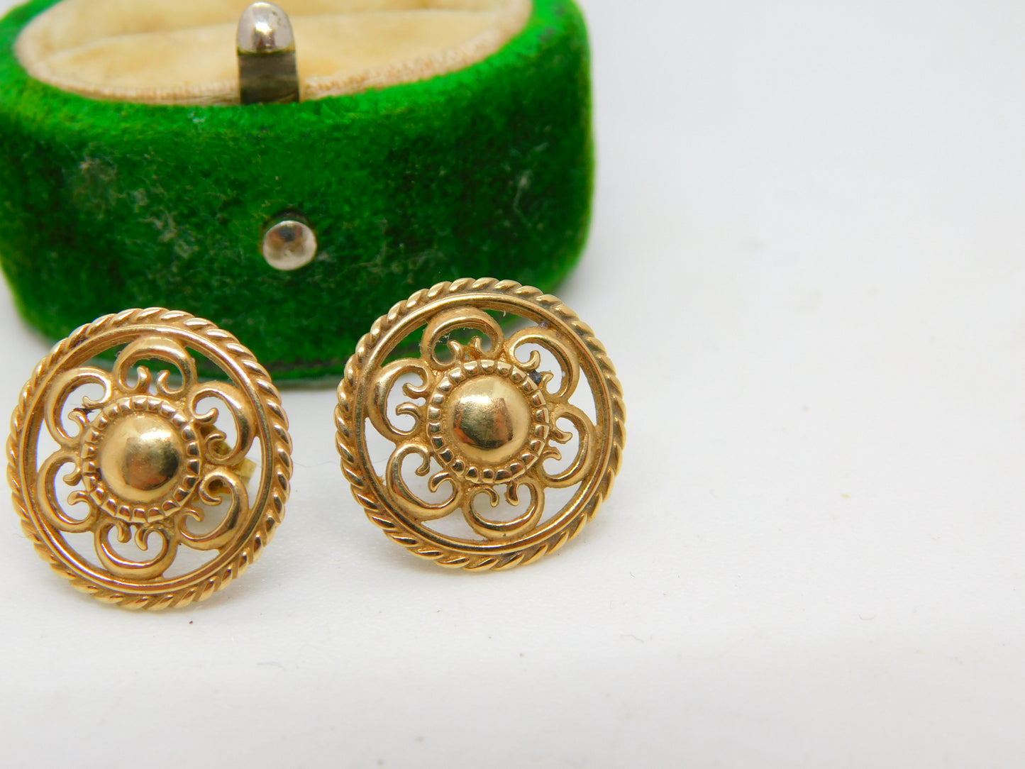 9ct Yellow Gold Floral Pattern Stud Earrings Vintage c1980 London