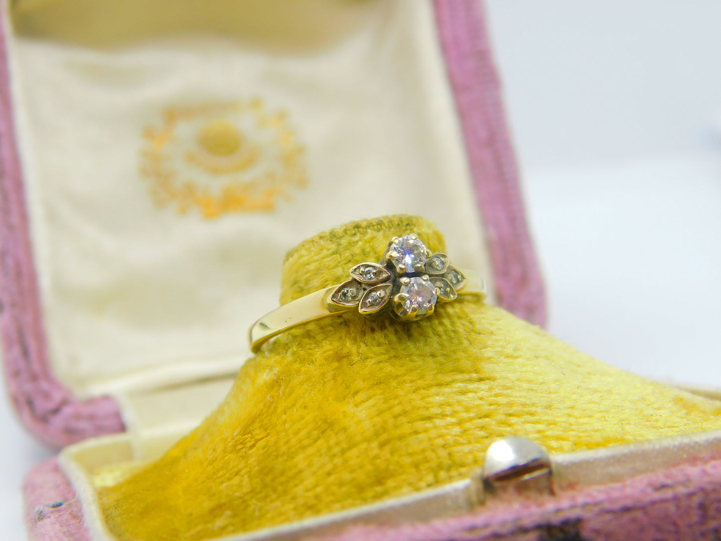 18ct Gold & 0.2ct Diamond Daisy Flower Band Ring Vintage 1969 London