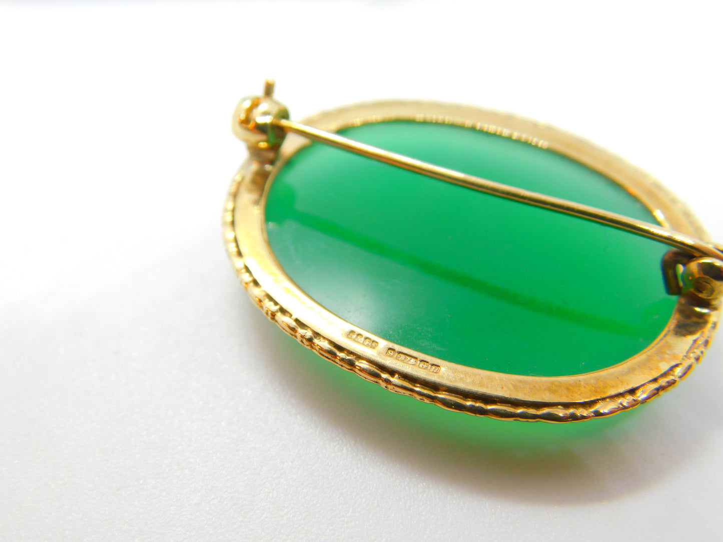 9ct Yellow Gold & Carved Green Agate Brooch Pin Vintage 1994 Birmingham