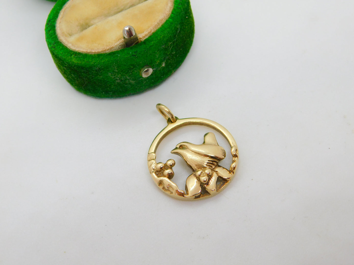 9ct Yellow Gold Perched Robin Sweetheart Pendant Vintage 1979 Sheffield