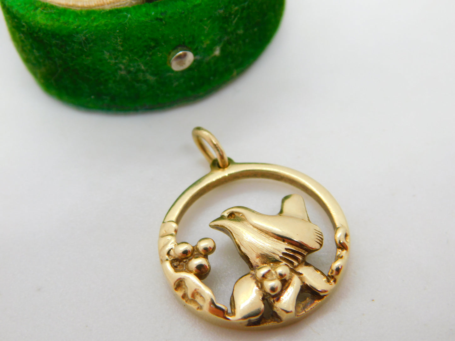 9ct Yellow Gold Perched Robin Sweetheart Pendant Vintage 1979 Sheffield