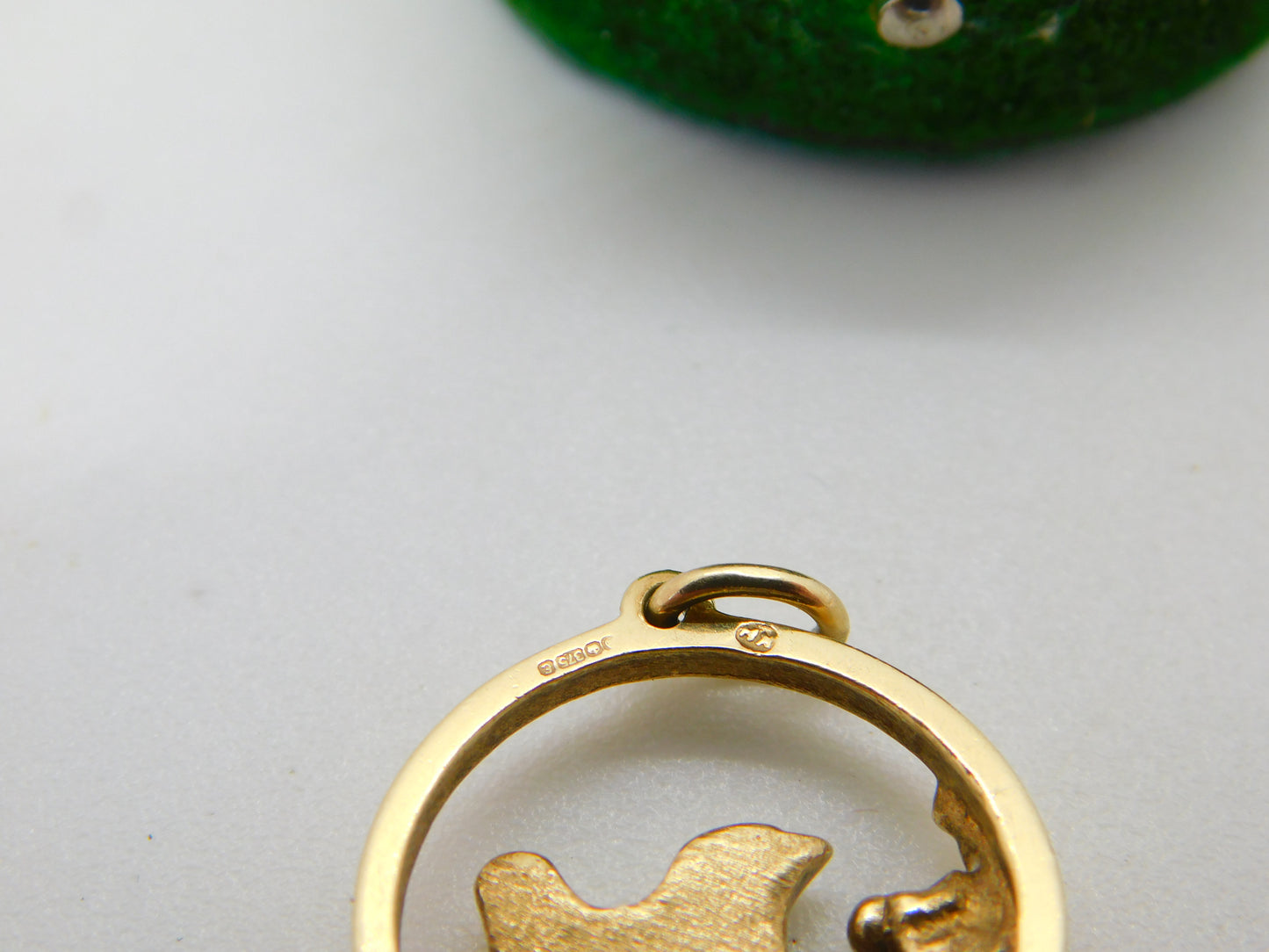 9ct Yellow Gold Perched Robin Sweetheart Pendant Vintage 1979 Sheffield