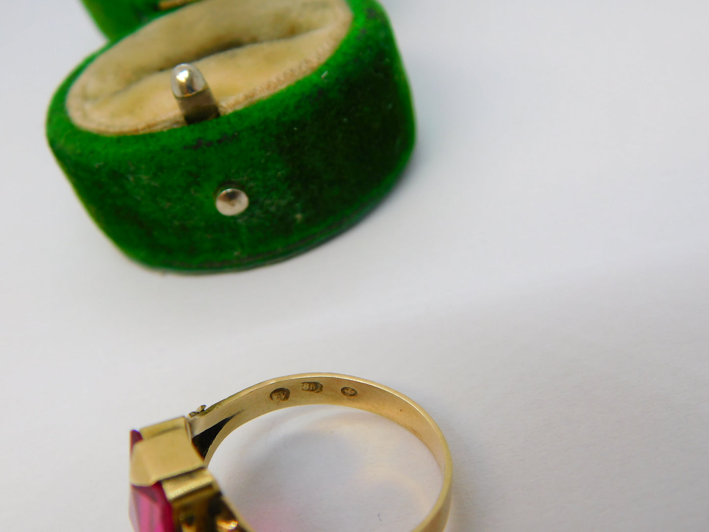 14ct Yellow Gold & Faceted Ruby Set Signet Ring Antique c1920 Art Deco
