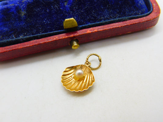 18ct Yellow Gold Pearl in the Clam Charm Pendant Vintage c1970