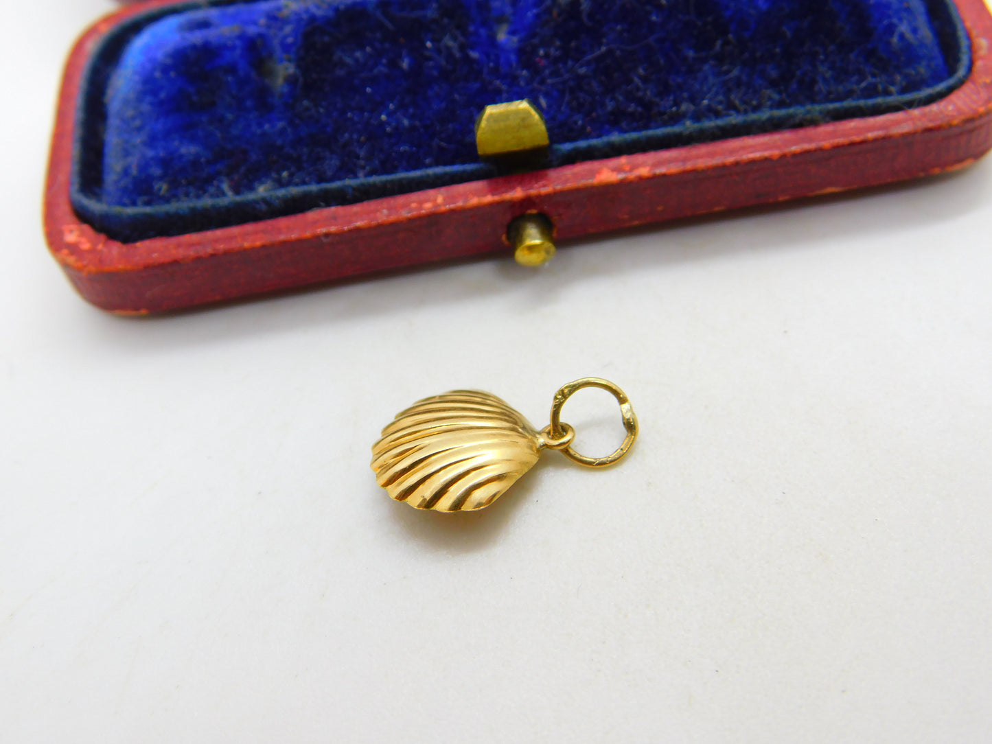 18ct Yellow Gold Pearl in the Clam Charm Pendant Vintage c1970