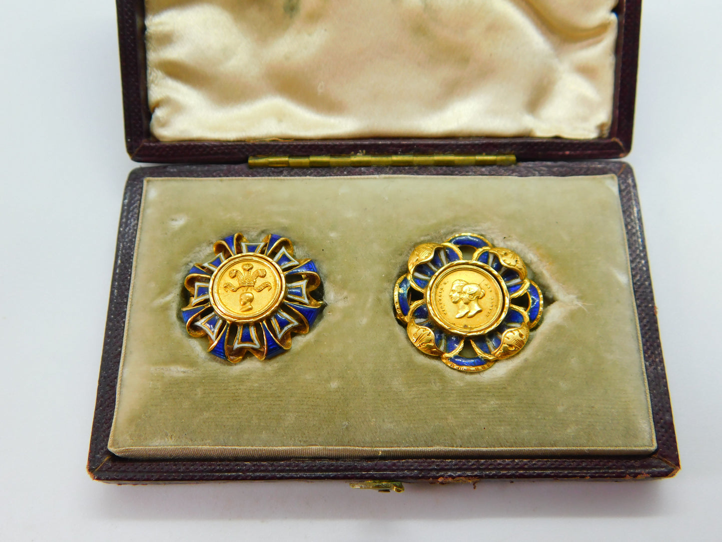 Boxed Pair of 18ct & 22ct Gold & Enamel Commemorative Brooches 'Prince Albert Edward of Wales' Born 1841