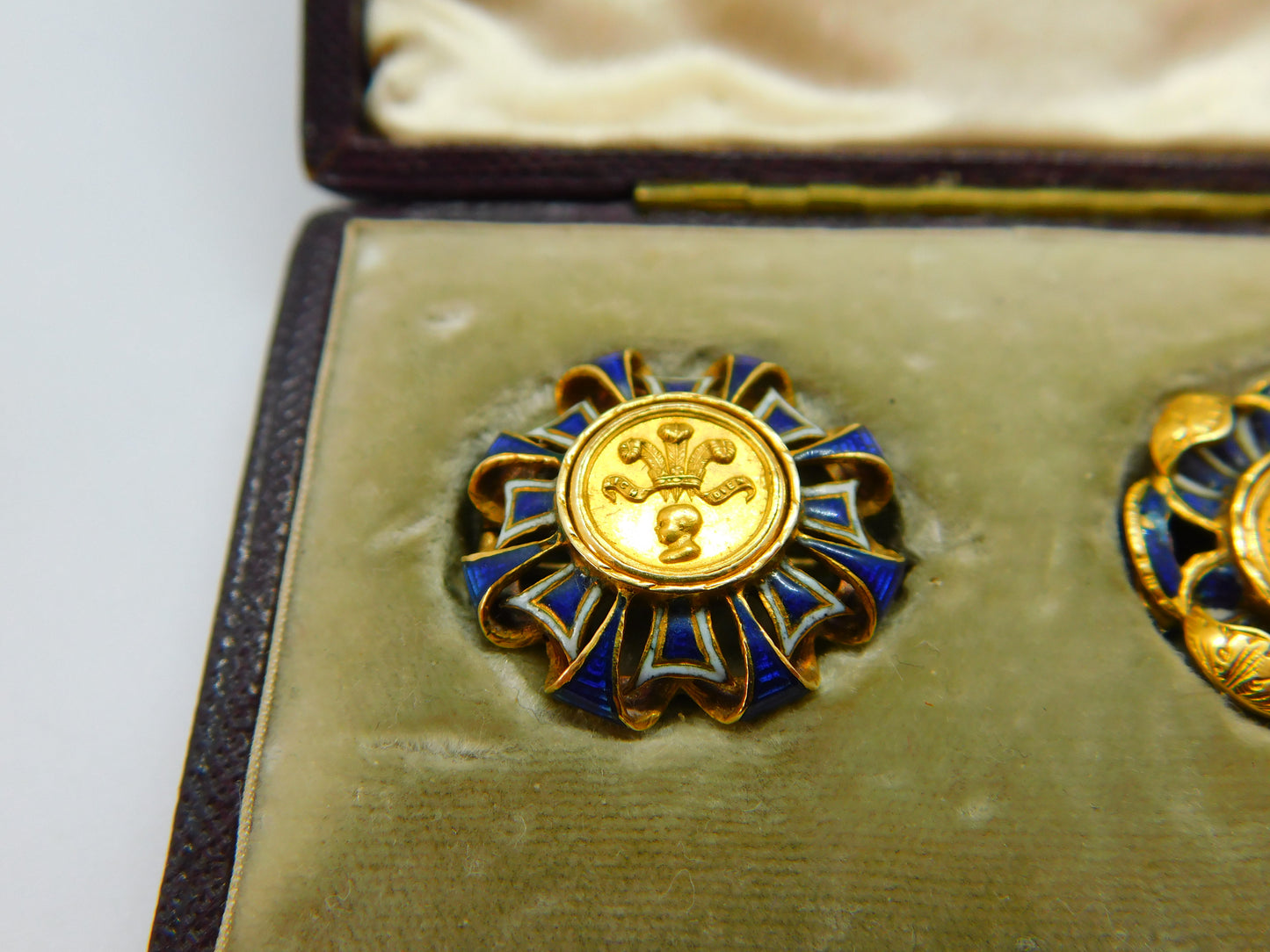 Boxed Pair of 18ct & 22ct Gold & Enamel Commemorative Brooches 'Prince Albert Edward of Wales' Born 1841