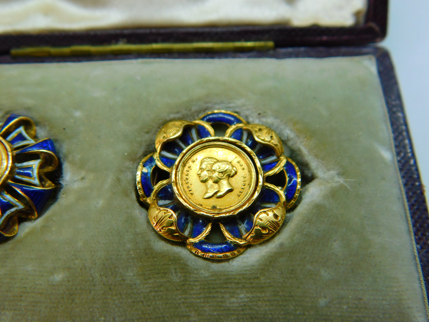 Boxed Pair of 18ct & 22ct Gold & Enamel Commemorative Brooches 'Prince Albert Edward of Wales' Born 1841