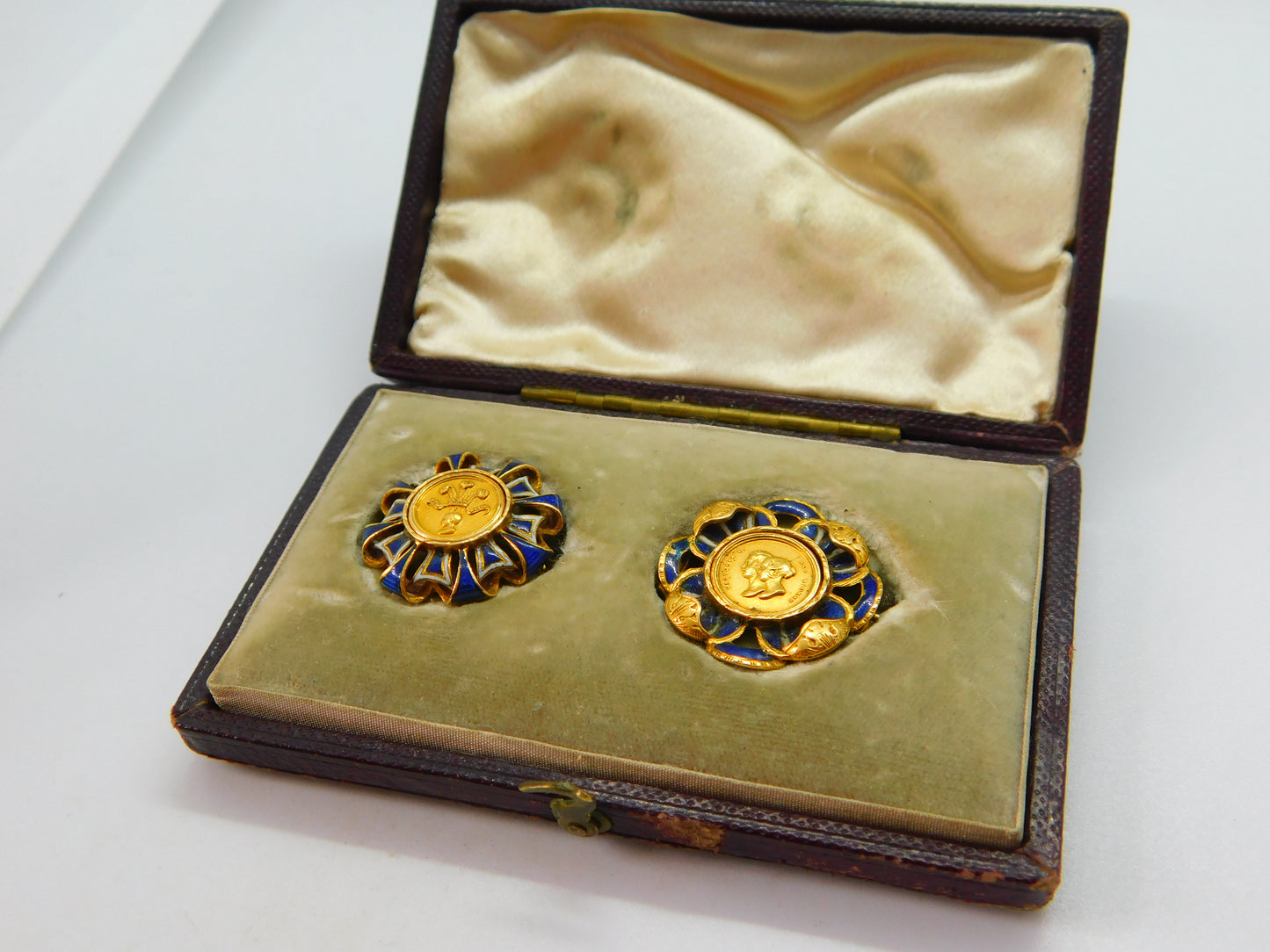 Boxed Pair of 18ct & 22ct Gold & Enamel Commemorative Brooches 'Prince Albert Edward of Wales' Born 1841