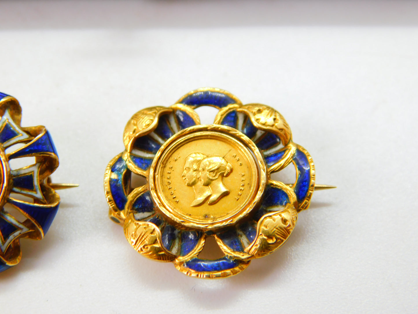 Boxed Pair of 18ct & 22ct Gold & Enamel Commemorative Brooches 'Prince Albert Edward of Wales' Born 1841