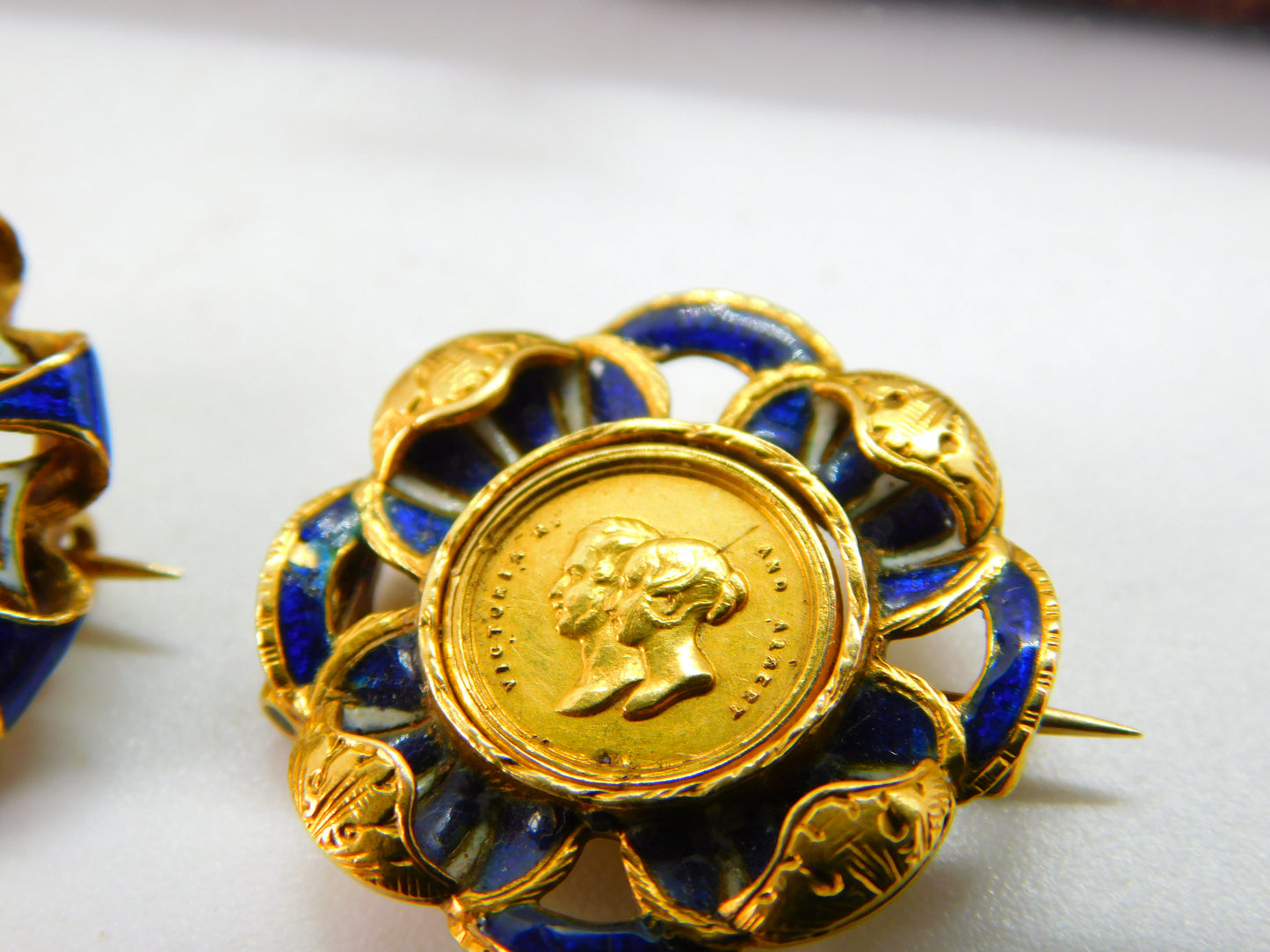 Boxed Pair of 18ct & 22ct Gold & Enamel Commemorative Brooches 'Prince Albert Edward of Wales' Born 1841