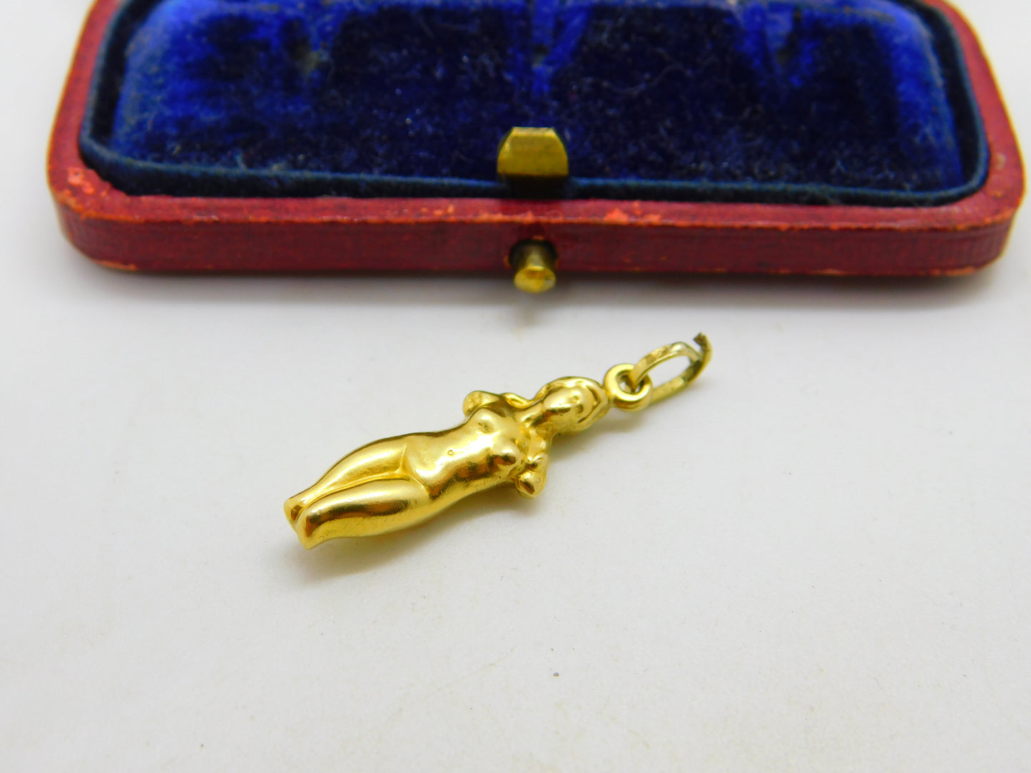 18ct Yellow Gold 'Venus de Milo' Classical Statue Charm Pendant Vintage c1970