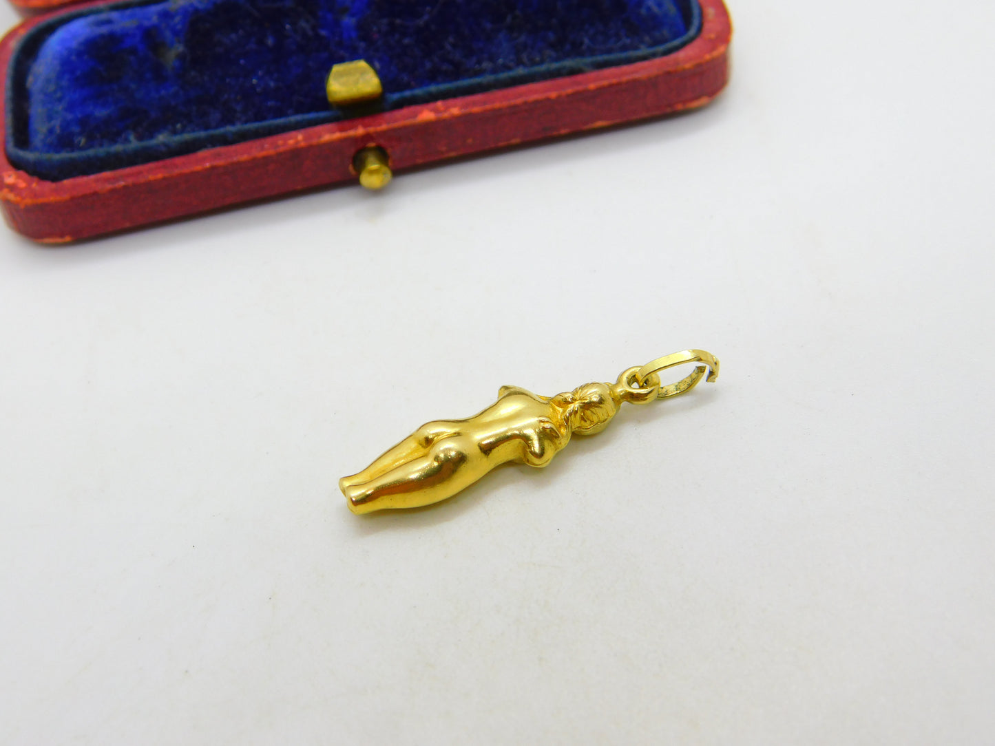 18ct Yellow Gold 'Venus de Milo' Classical Statue Charm Pendant Vintage c1970