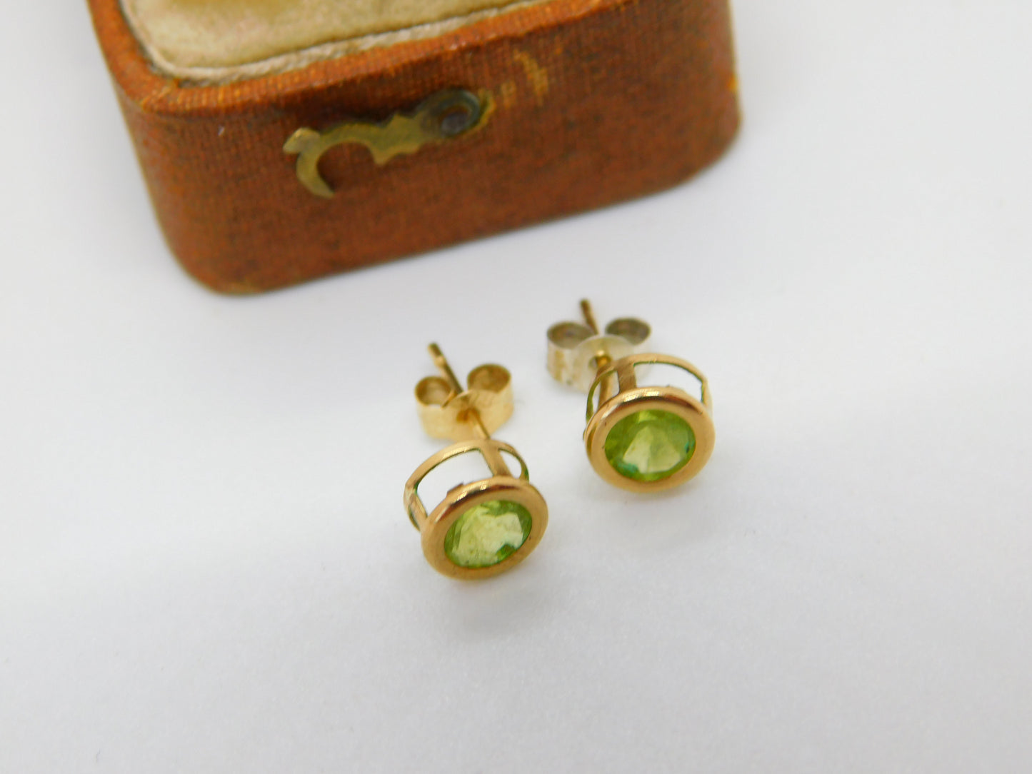 Pair of 10ct Yellow Gold Peridot Set Stud Earrings Vintage c1990