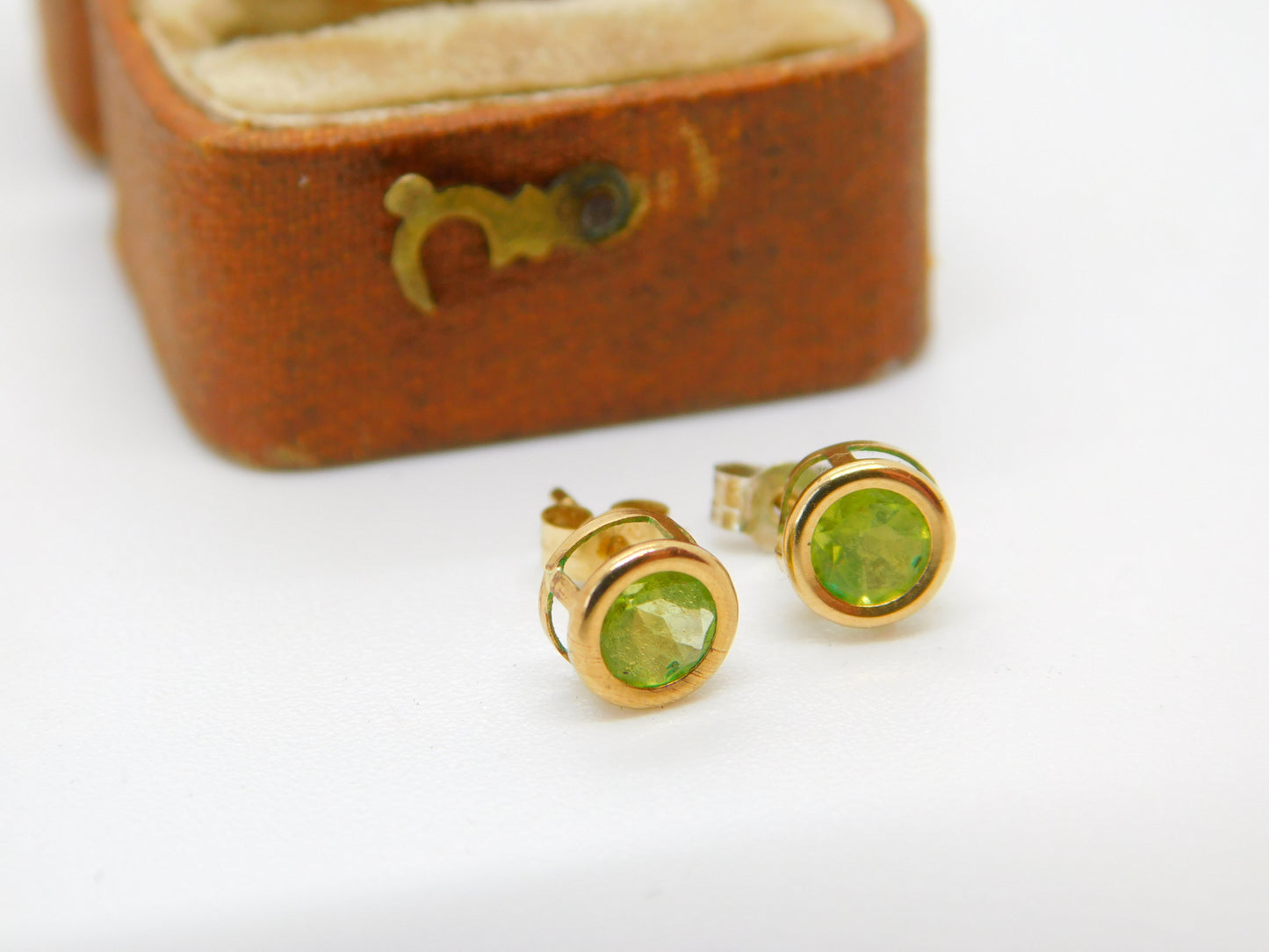 Pair of 10ct Yellow Gold Peridot Set Stud Earrings Vintage c1990