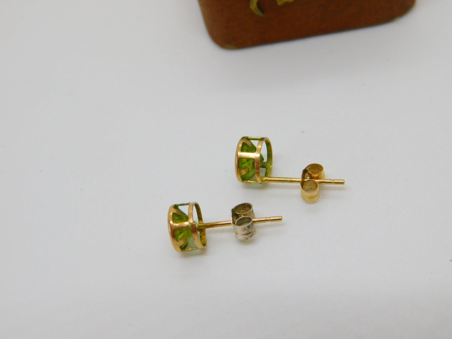 Pair of 10ct Yellow Gold Peridot Set Stud Earrings Vintage c1990