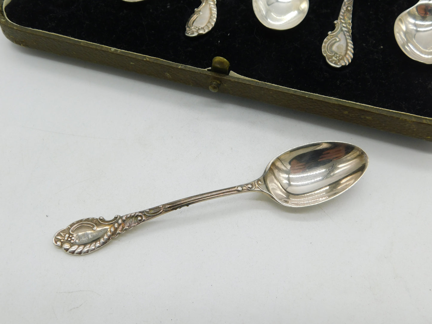 Edwardian Boxed Set of Sterling Silver Floral Teaspoons 1908 Sheffield Antique