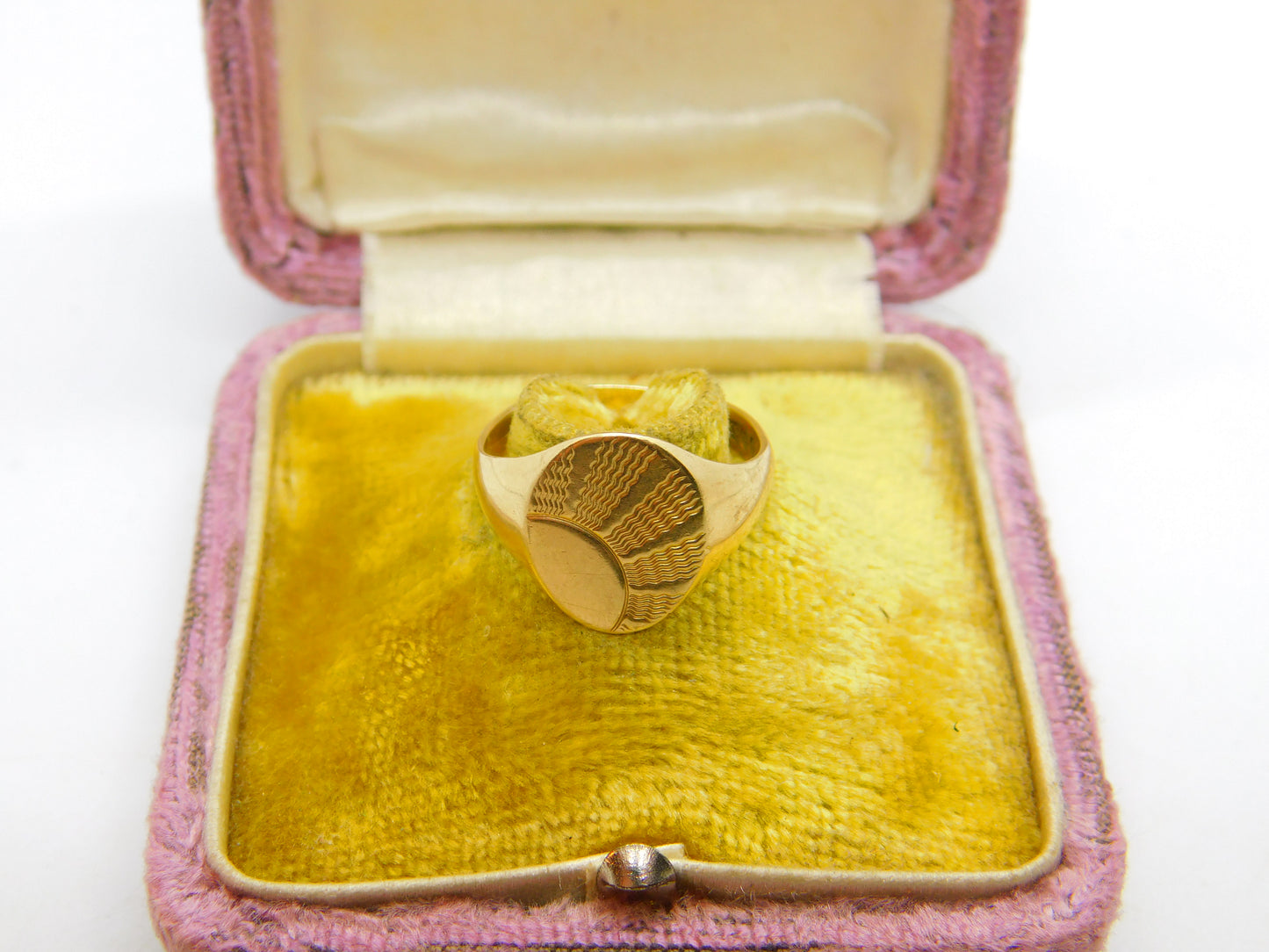 9ct Yellow Gold Essential Rising Sun Pattern Signet Ring Vintage 1966 London