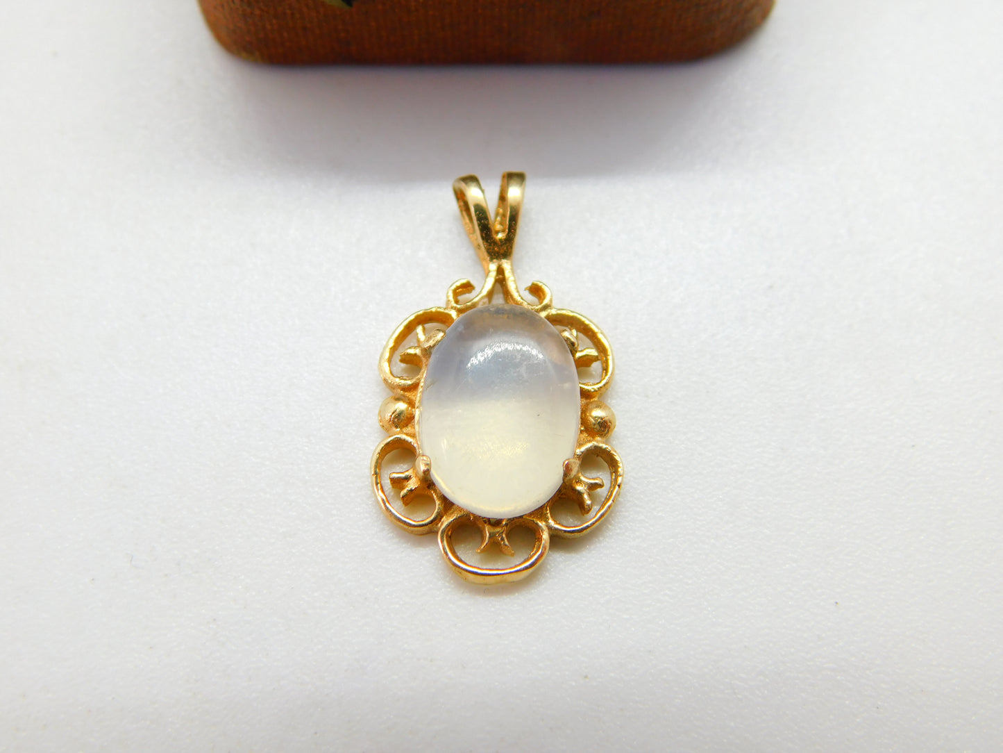 9ct Yellow Gold Floral Pattern Cabochon Moonstone Drop Pendant Vintage c1980