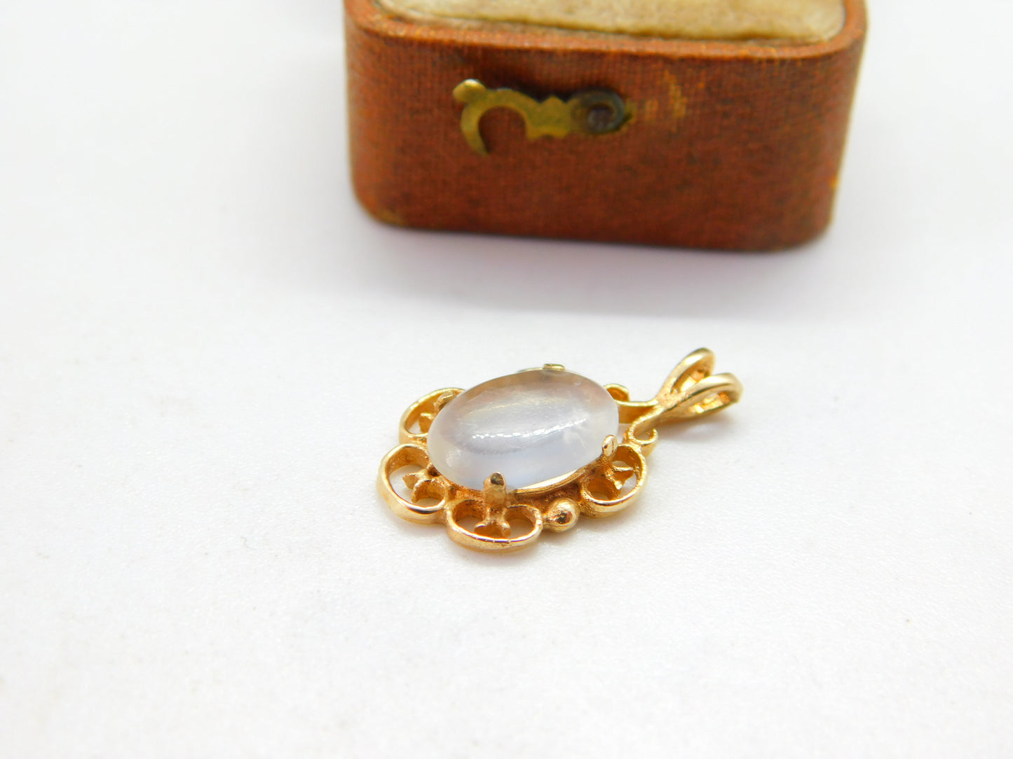 9ct Yellow Gold Floral Pattern Cabochon Moonstone Drop Pendant Vintage c1980