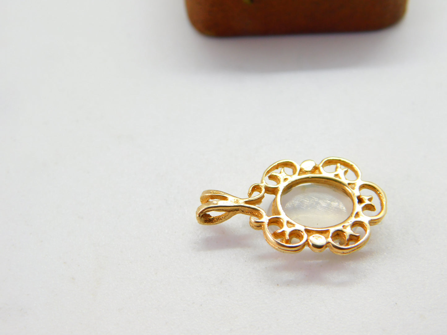 9ct Yellow Gold Floral Pattern Cabochon Moonstone Drop Pendant Vintage c1980