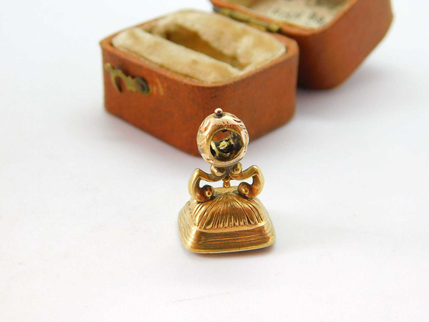 Georgian 9ct Gold Cased Citrine Intaglio Seal Fob 'Man Rowing a Boat' c1820