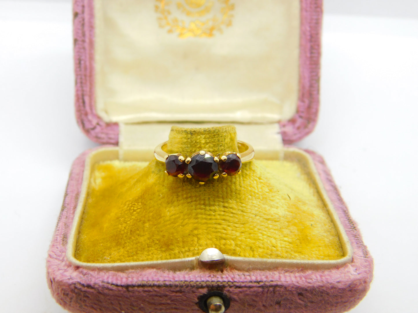 9ct Yellow Gold Three-Stone Bohemian Garnet Band Ring Vintage c1970