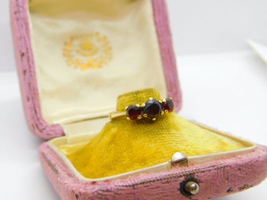 9ct Yellow Gold Three-Stone Bohemian Garnet Band Ring Vintage c1970