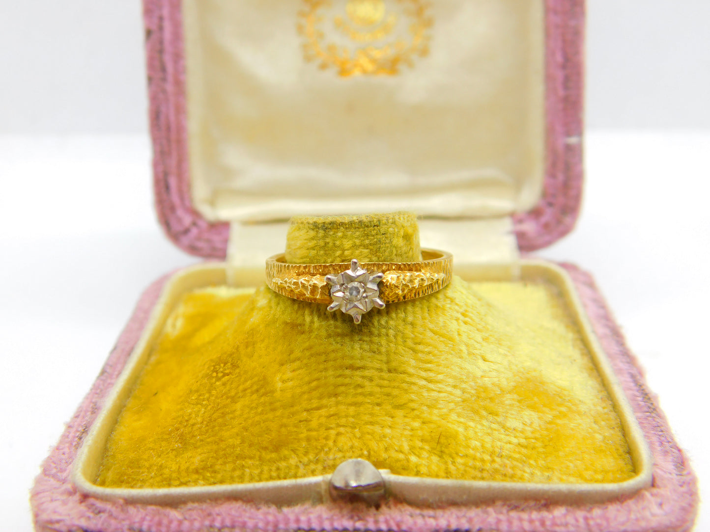 18ct Yellow Gold Illusion Set Diamond Bark Effect Solitaire Ring 1972 London