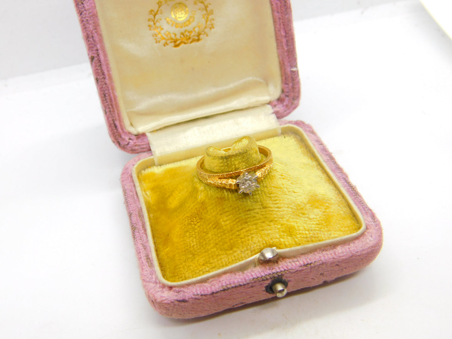 18ct Yellow Gold Illusion Set Diamond Bark Effect Solitaire Ring 1972 London