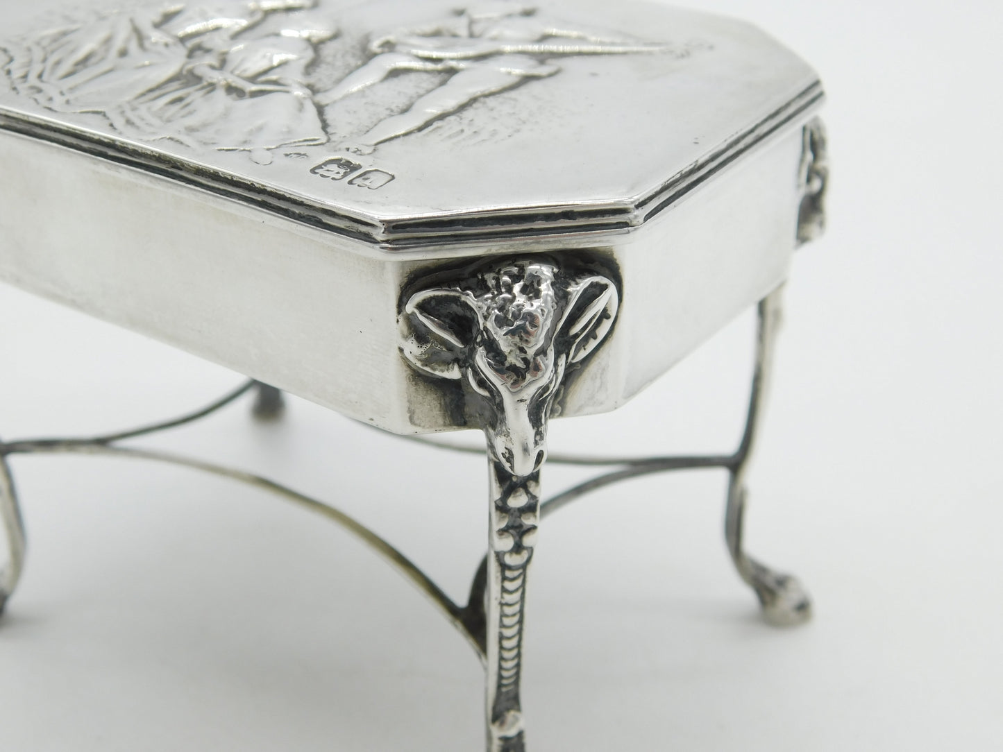 Edwardian Sterling Silver Ornate Pedestal Seven Ring Box 1904 London W. Comyns