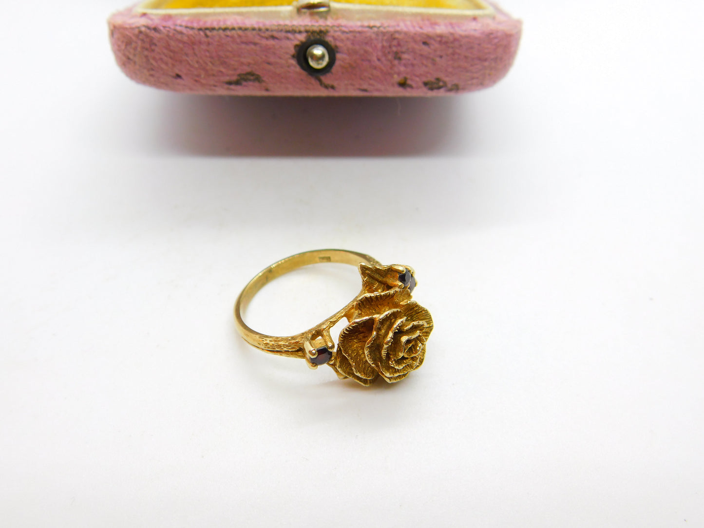 9ct Yellow Gold Rose Flower Band Ring with Garnets Vintage 1972 London