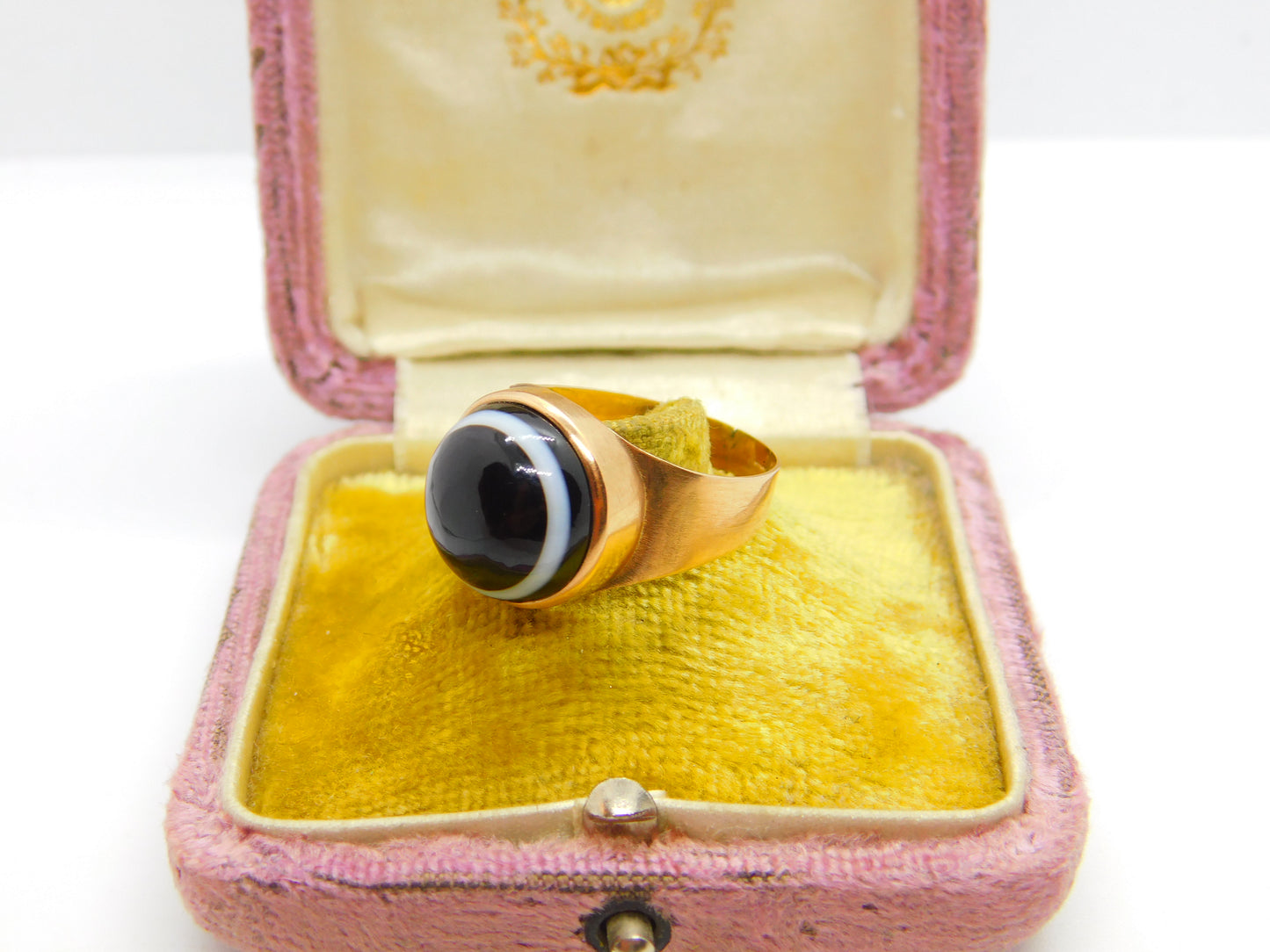 Georgian 12ct Gold Bulls Eye Agate Mourning Ring 'Charles Williams Ob. 1799, Aged 84' Antique