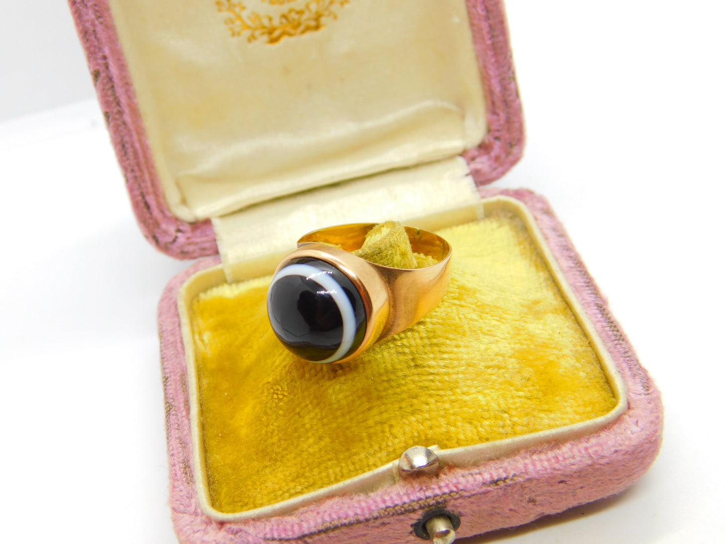 Georgian 12ct Gold Bulls Eye Agate Mourning Ring 'Charles Williams Ob. 1799, Aged 84' Antique