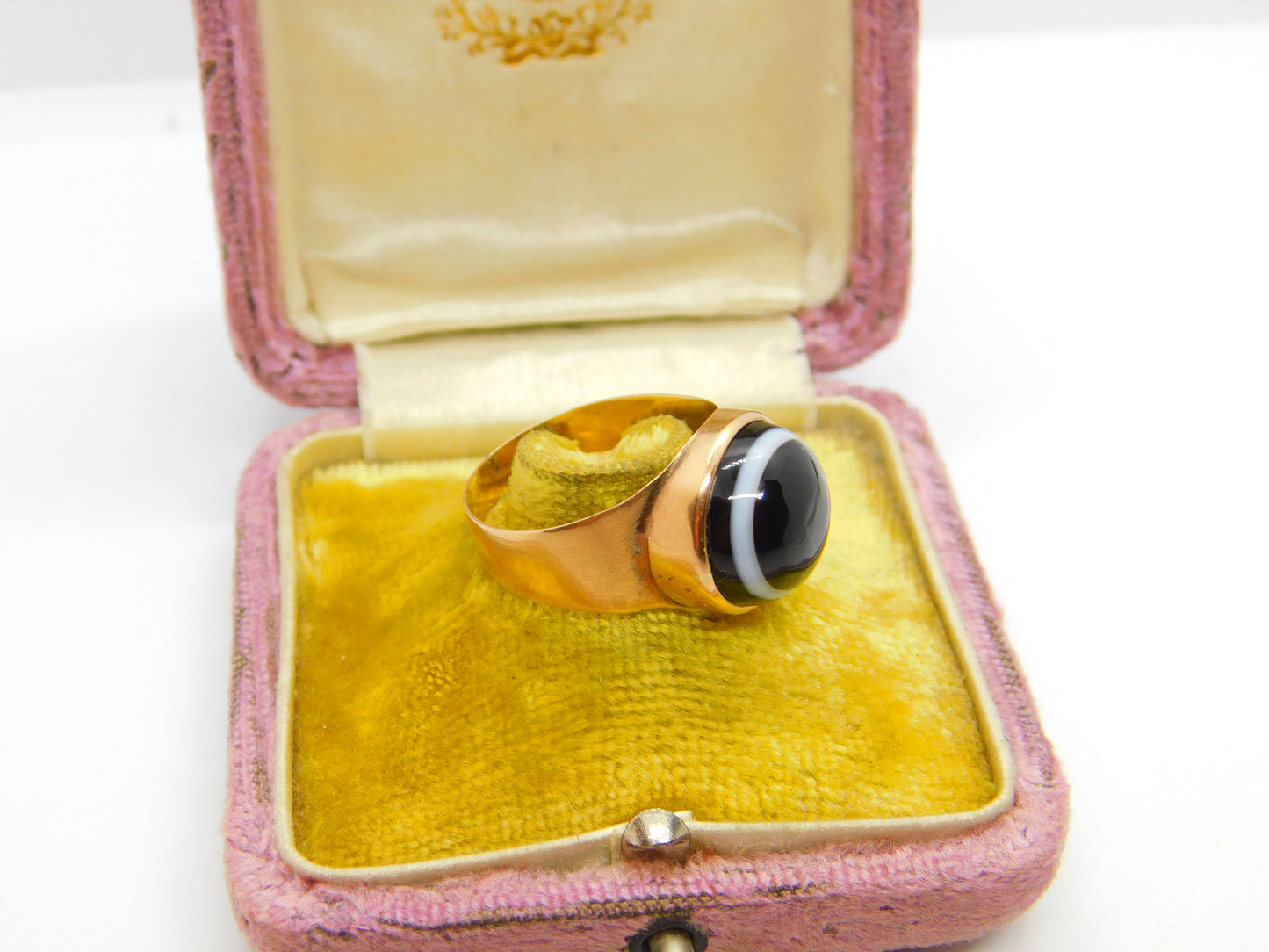 Georgian 12ct Gold Bulls Eye Agate Mourning Ring 'Charles Williams Ob. 1799, Aged 84' Antique