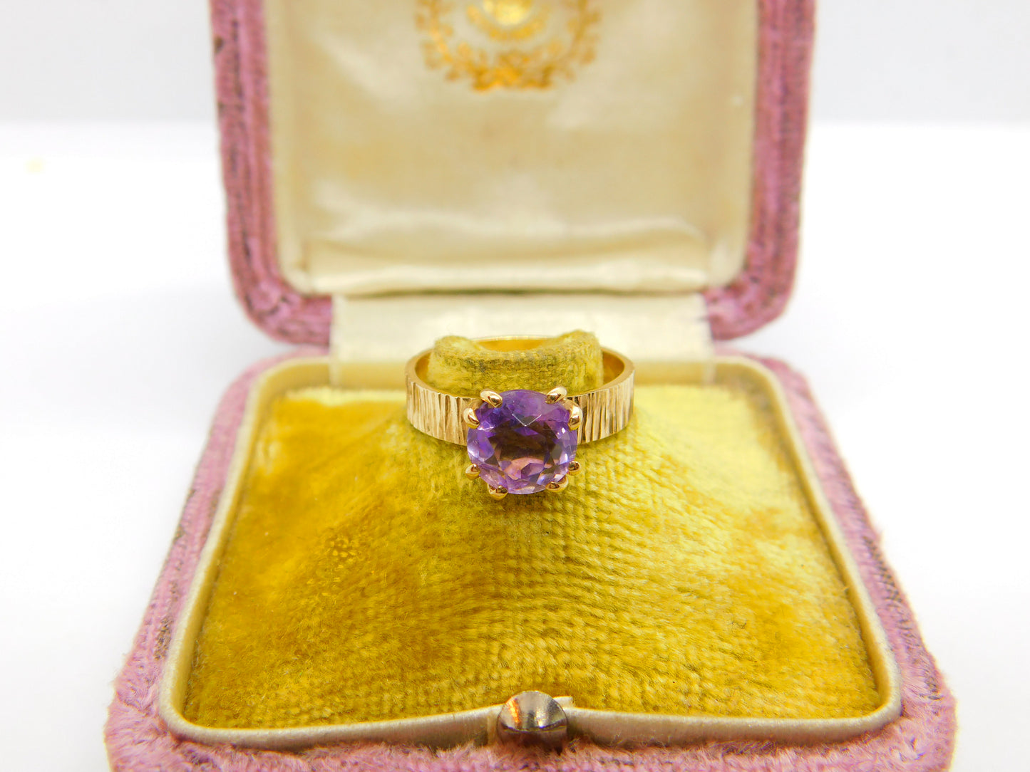 9ct Yellow Gold Textured Pattern Solitaire Ring with Amethyst Setting Vintage