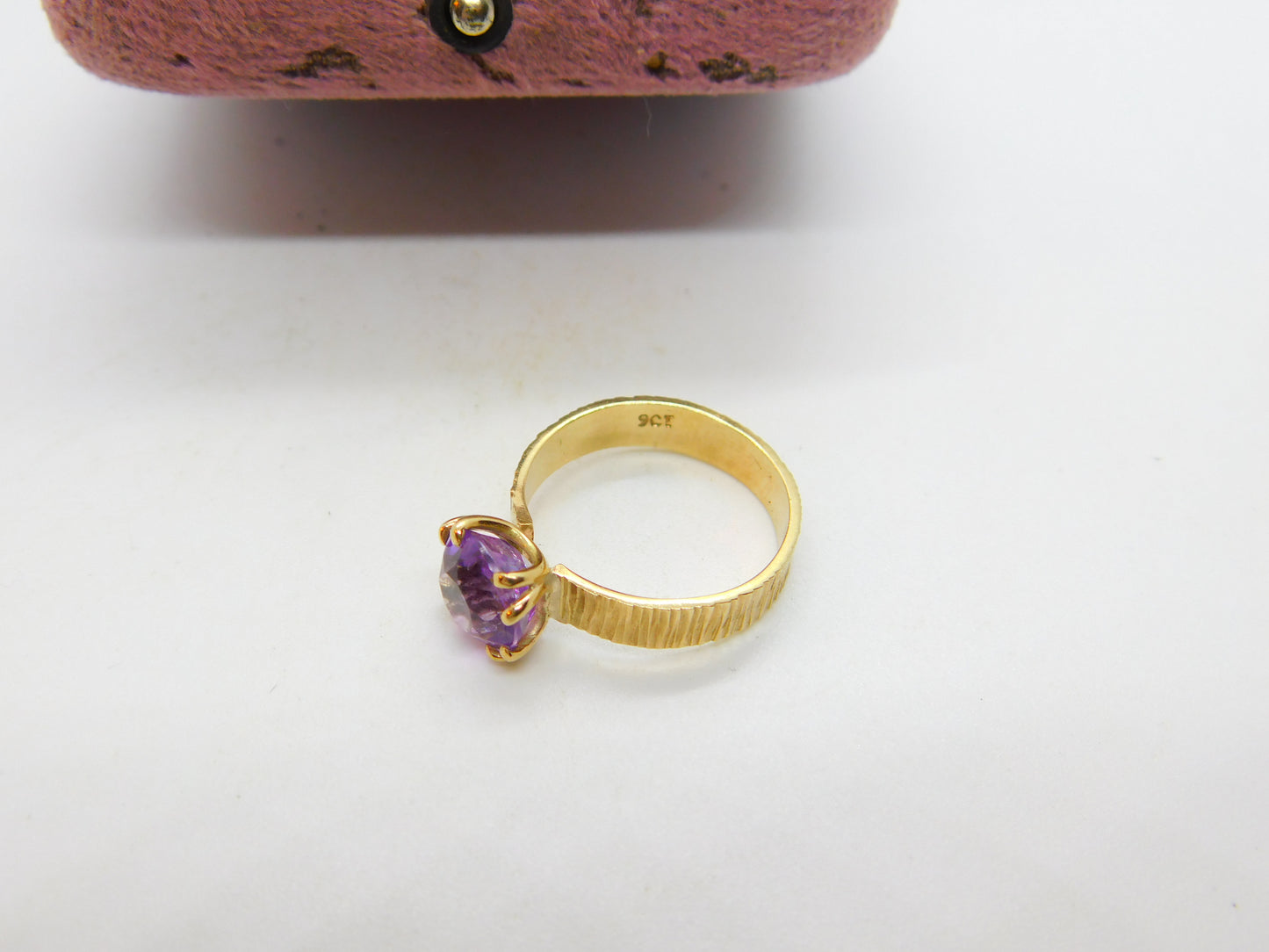 9ct Yellow Gold Textured Pattern Solitaire Ring with Amethyst Setting Vintage