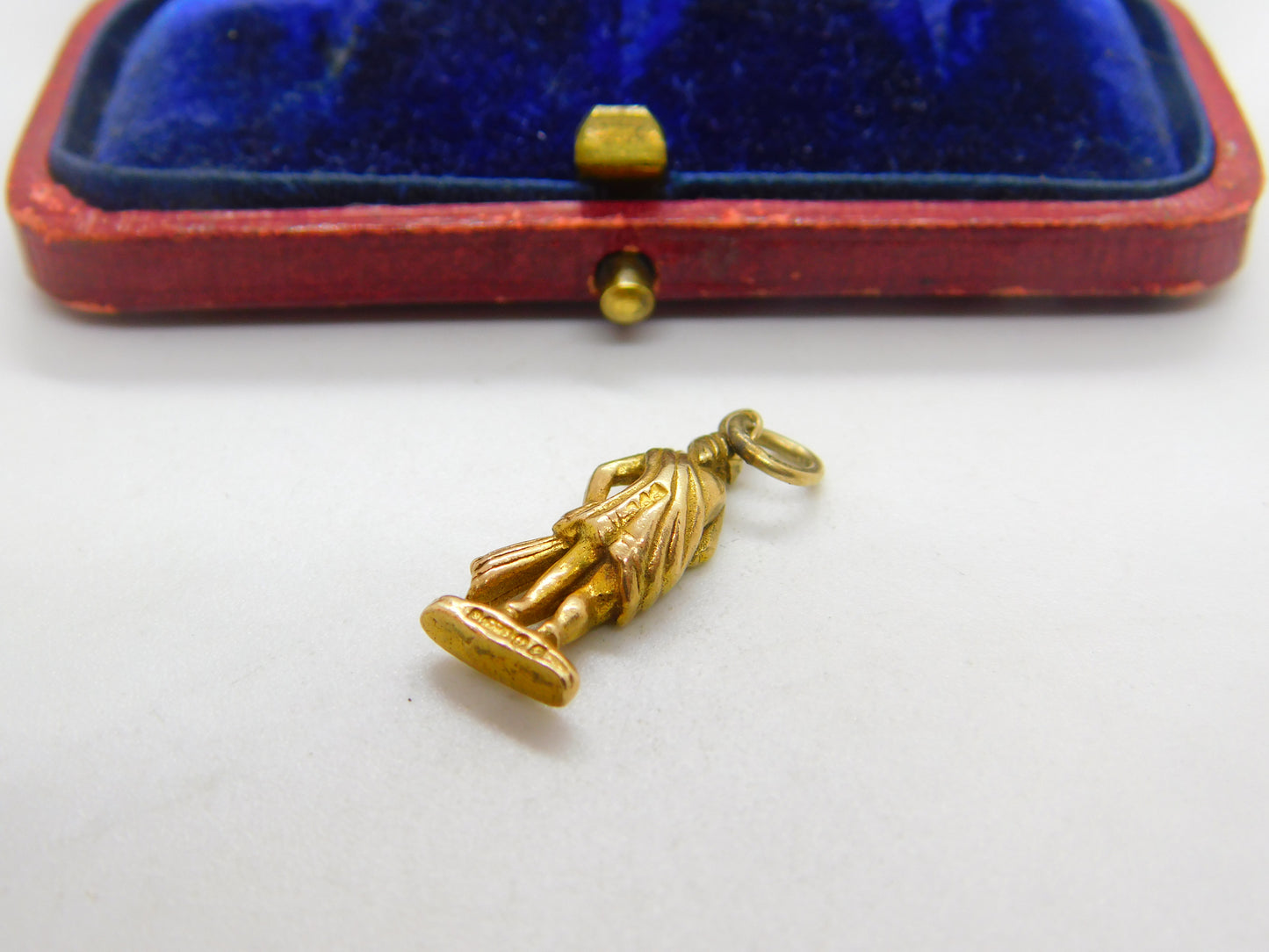 9ct Yellow Gold Aquarius Zodiac Charm or Pendant 1981 Birmingham Vintage