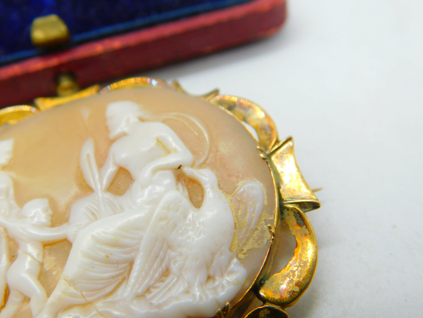 Victorian 9ct Gold Carved Shell 'Jupiter & Juno' Classical Cameo Brooch Antique