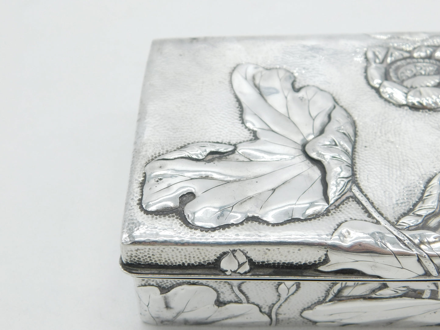 Japanese Meiji Period 'Jungin' Pure Silver Floral Pattern Jewellery Box c1880