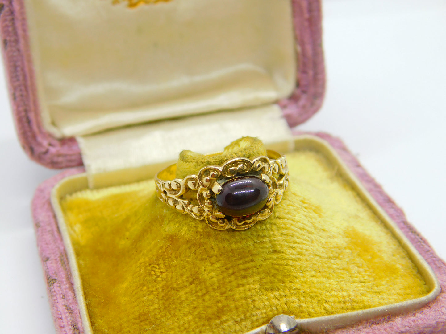 9ct Gold & Cabochon Bohemian Garnet Floral Victorian Style Ring Vintage 1976