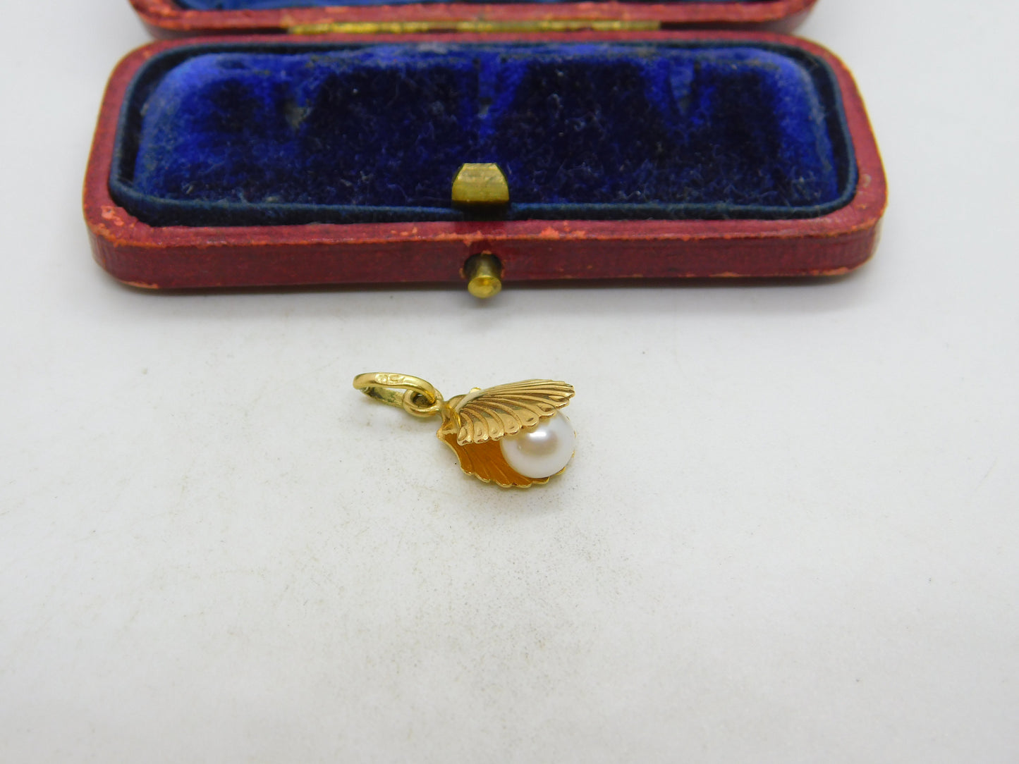 18ct Yellow Gold Pearl in the Clam Charm or Pendant Vintage c1980