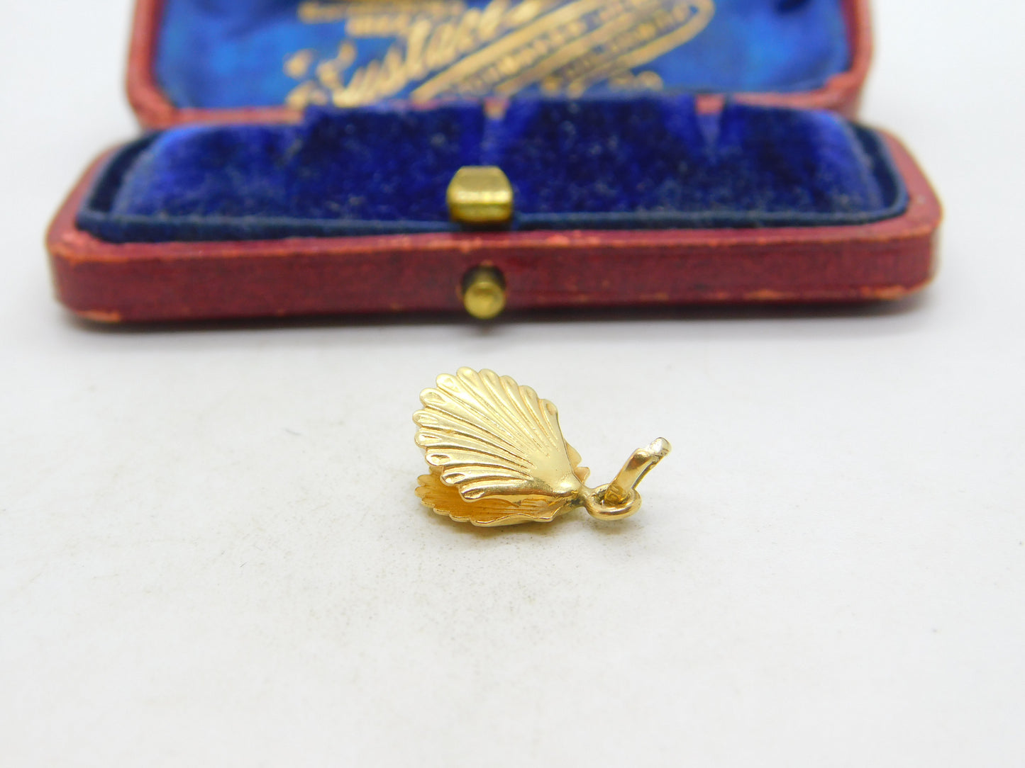 18ct Yellow Gold Pearl in the Clam Charm or Pendant Vintage c1980