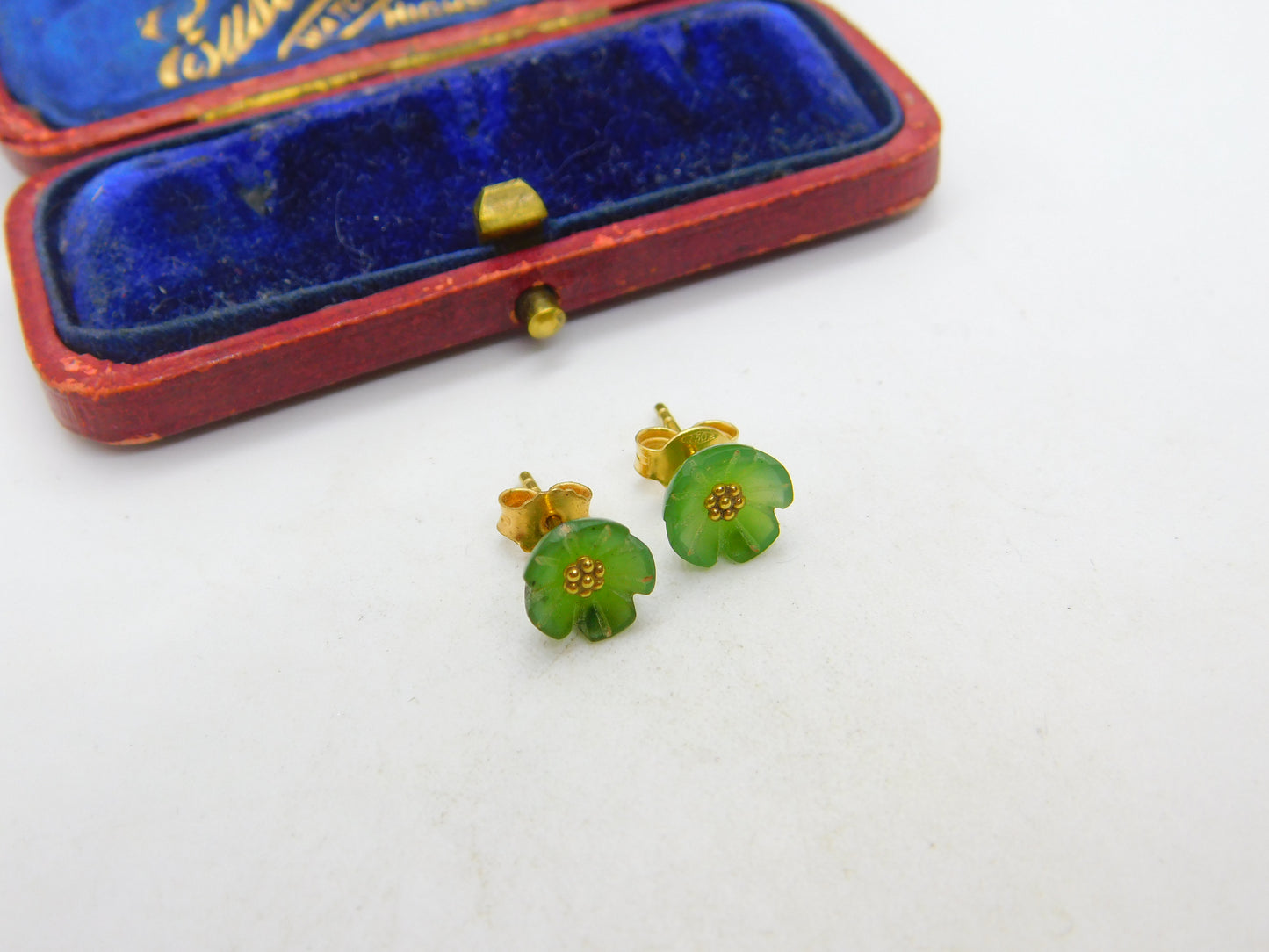 18ct Yellow Gold & Carved Nephrite Jade Floral Stud Earrings Vintage c1980