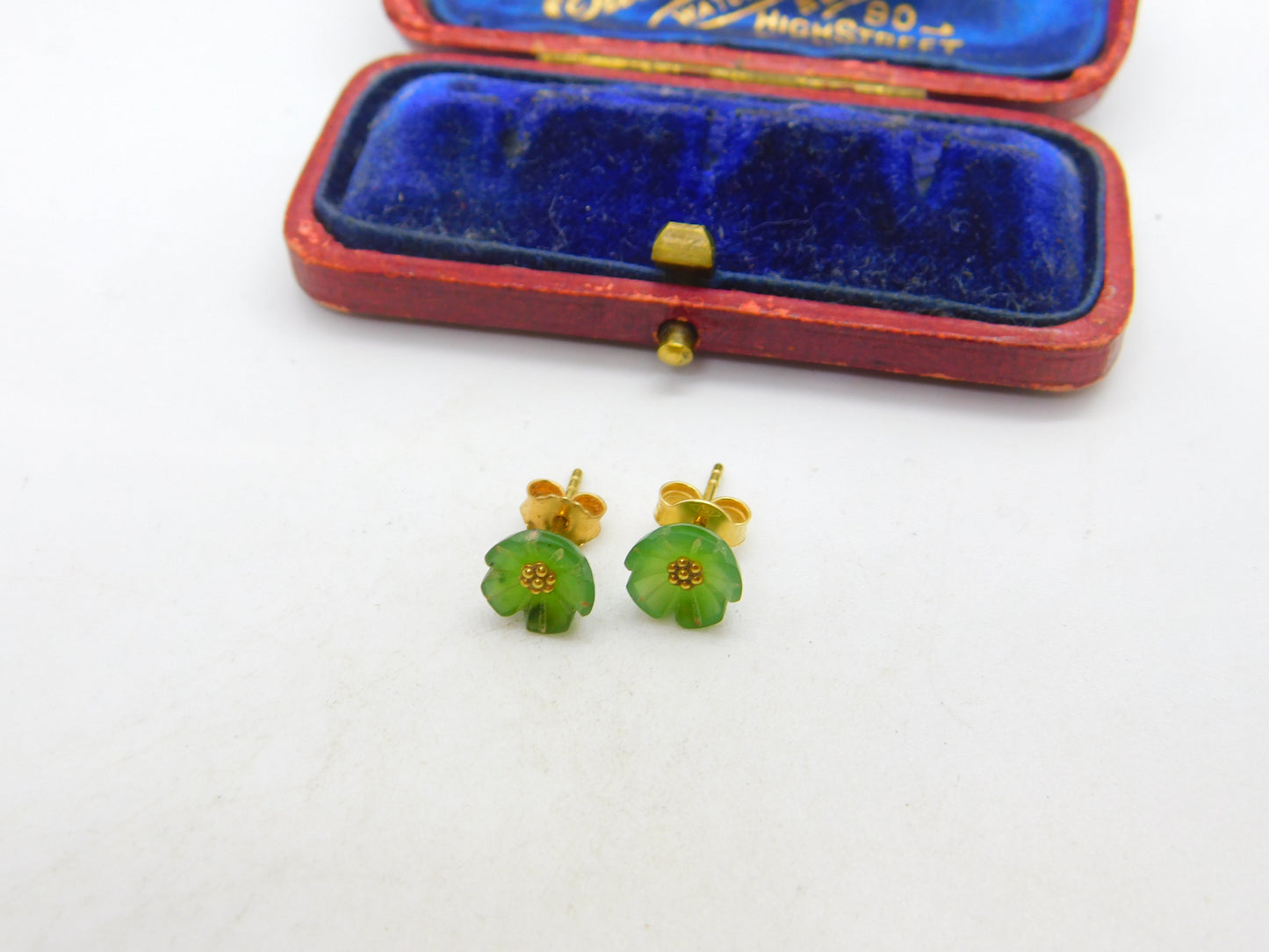 18ct Yellow Gold & Carved Nephrite Jade Floral Stud Earrings Vintage c1980