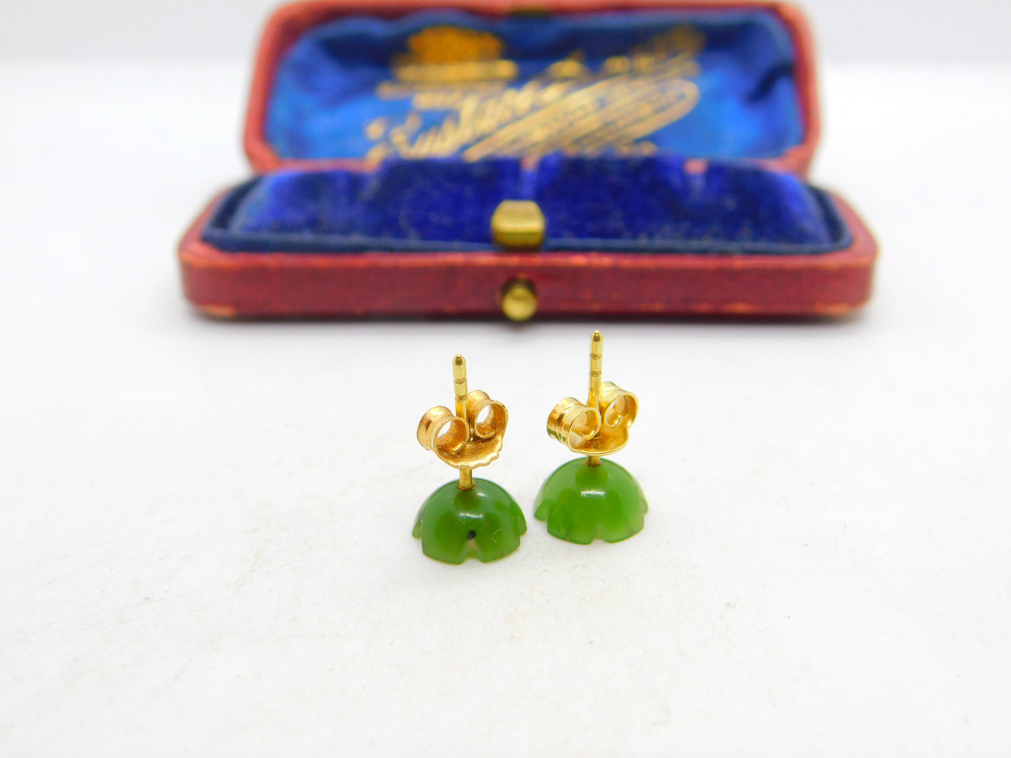 18ct Yellow Gold & Carved Nephrite Jade Floral Stud Earrings Vintage c1980