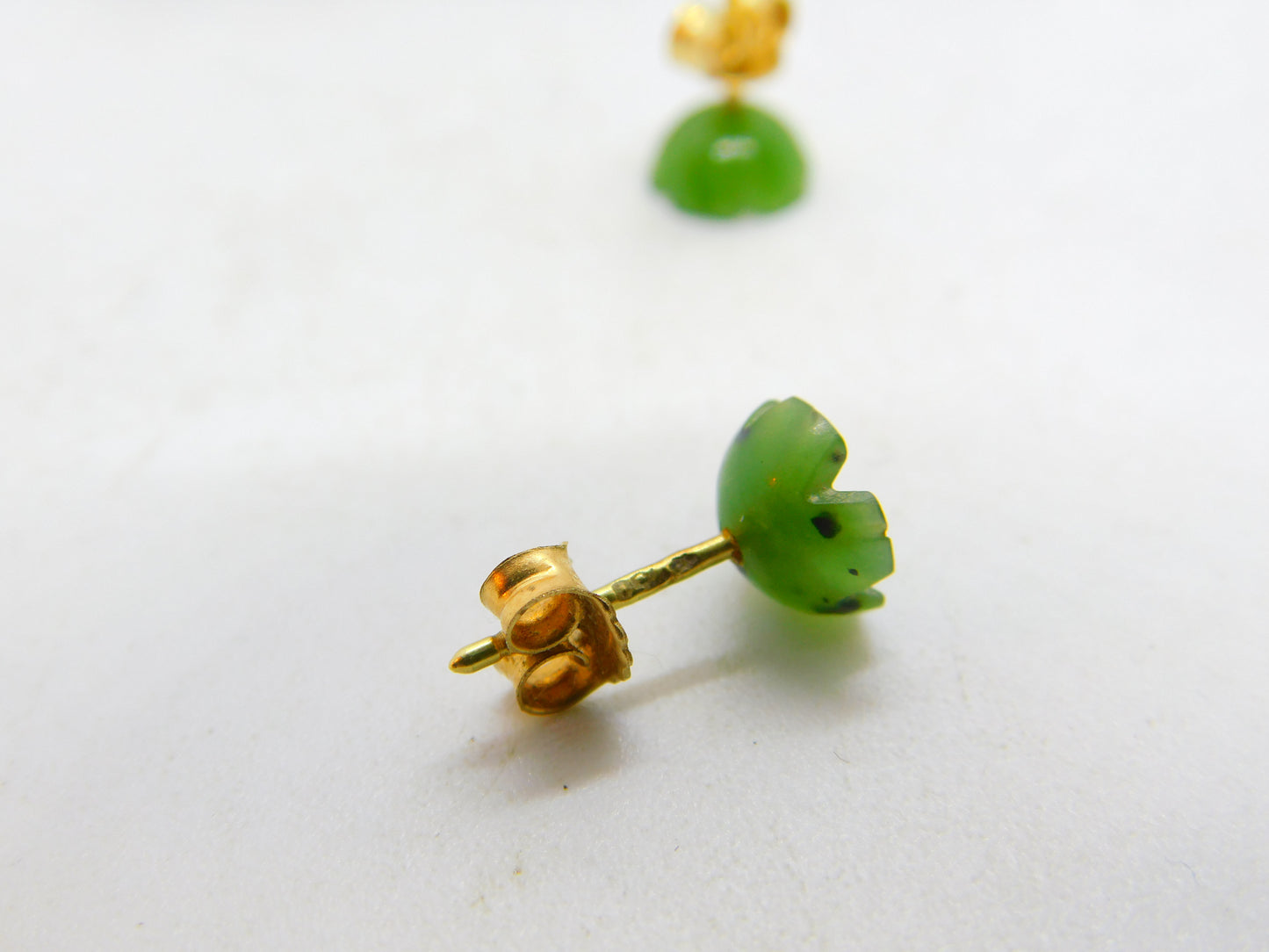 18ct Yellow Gold & Carved Nephrite Jade Floral Stud Earrings Vintage c1980