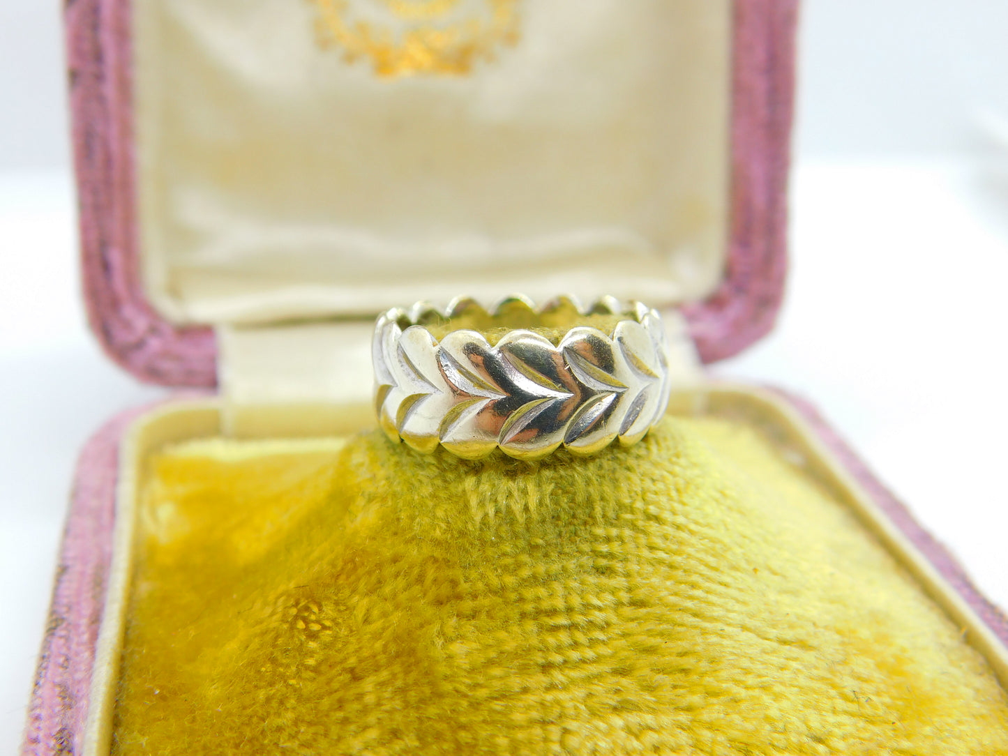 9ct White Gold Woven Leaf Pattern Band Ring London 1970 Vintage Size J UK