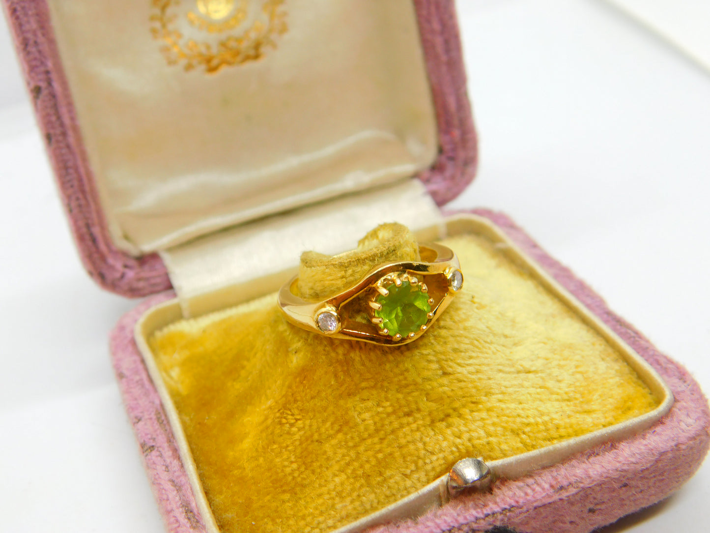 18ct Yellow Gold, Peridot & 0.1ct Diamond Art Nouveau Style Ring Vintage c1970