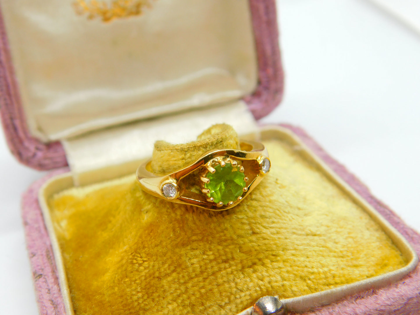 18ct Yellow Gold, Peridot & 0.1ct Diamond Art Nouveau Style Ring Vintage c1970